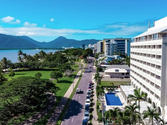 Holiday Inn Cairns Harbourside 5 Nights with Breakfast - Image 2