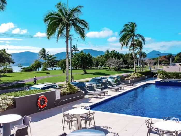Holiday Inn Cairns Harbourside 5 Nights with Breakfast - Image 3