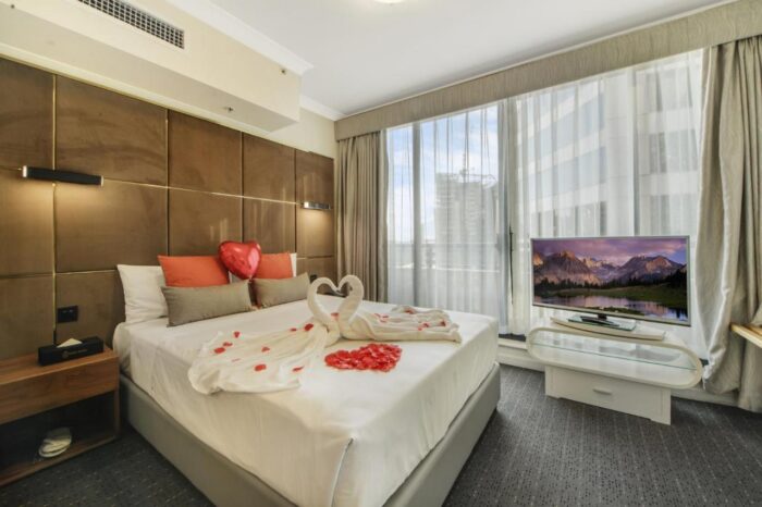 Surfers Paradise Escape for 3 nights at Hilton Surfers Paradise Hotel & Residences - Image 2